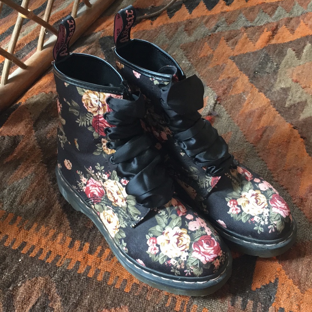 🚫SOLD🚫NEW Dr martens vegan US5 vintage floral